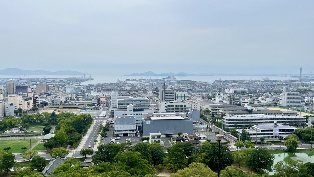 本丸の高台から市街中心部を望む。展望台からの視界が広がる