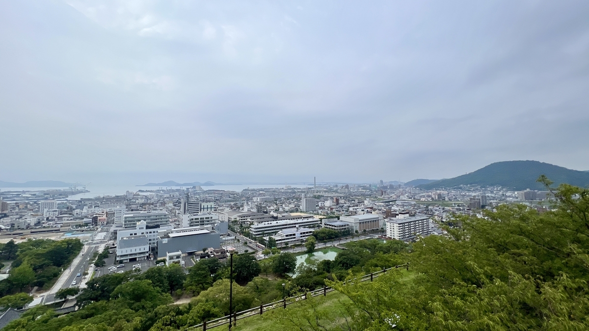 丸亀市街と瀬戸内海を一望する景色。丸みを帯びた飯野山が印象的