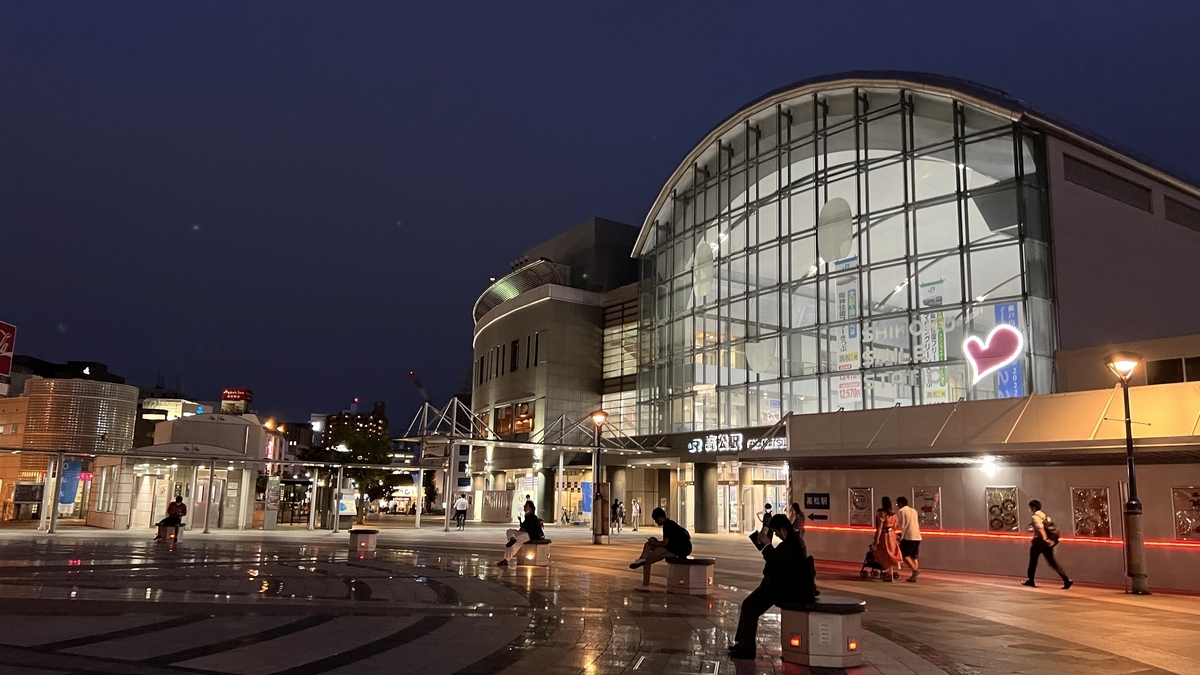 きれいに整備された高松駅