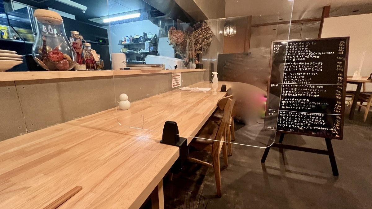 カウンター席と店内に設置された黒板スタイルのメニュー