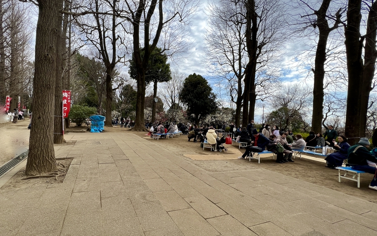 並木道沿いで屋台グルメを楽しむ来場者たち