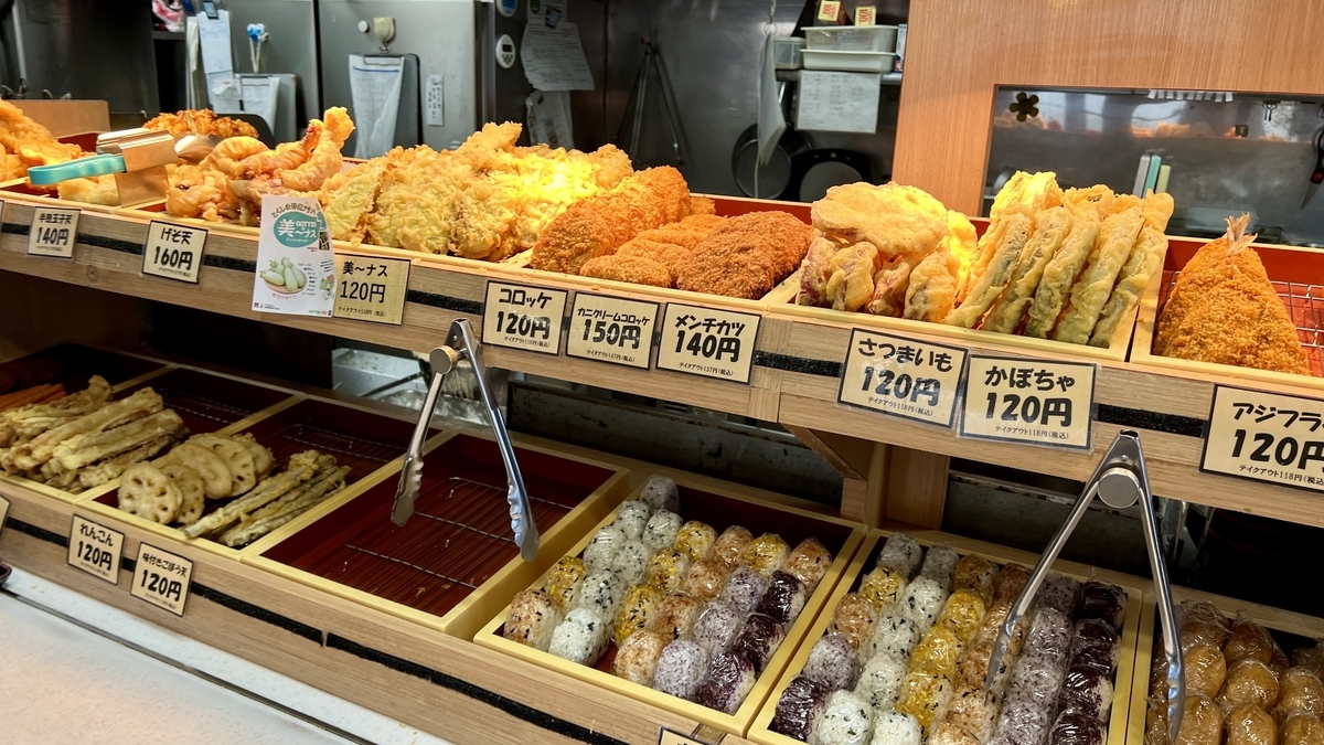 セルフで好きな具材を選べるめりけんやの揚げ物・トッピングエリア