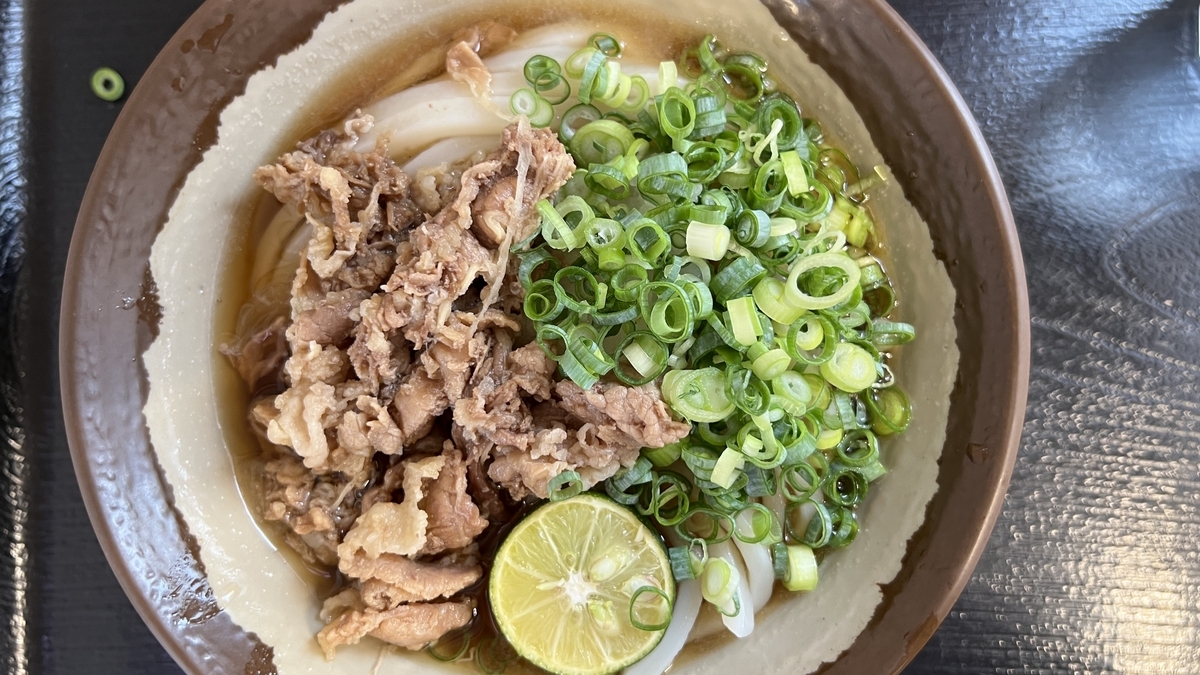 すだちと肉がたっぷり乗った冷たいすだち肉ぶっかけうどん(小)