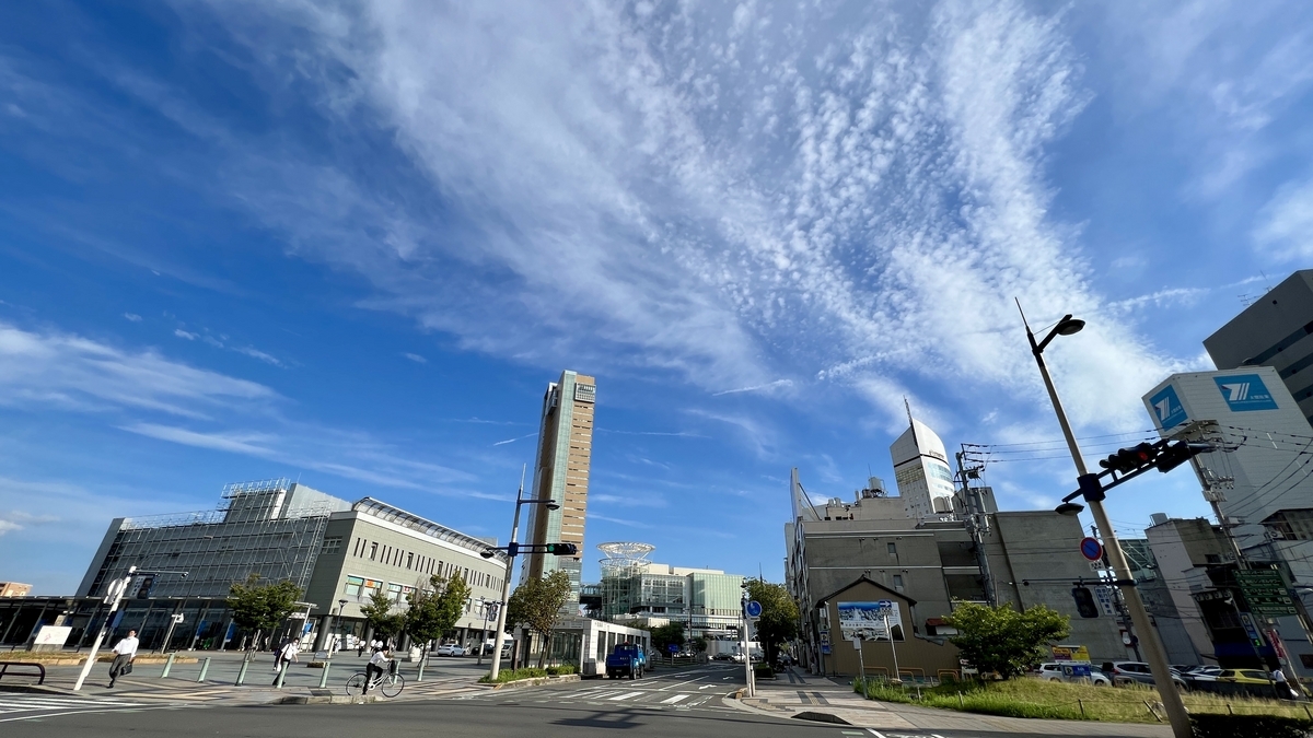 讃岐うどん店「めりけんや」店舗の入口付近の様子。目の前にはJR高松駅