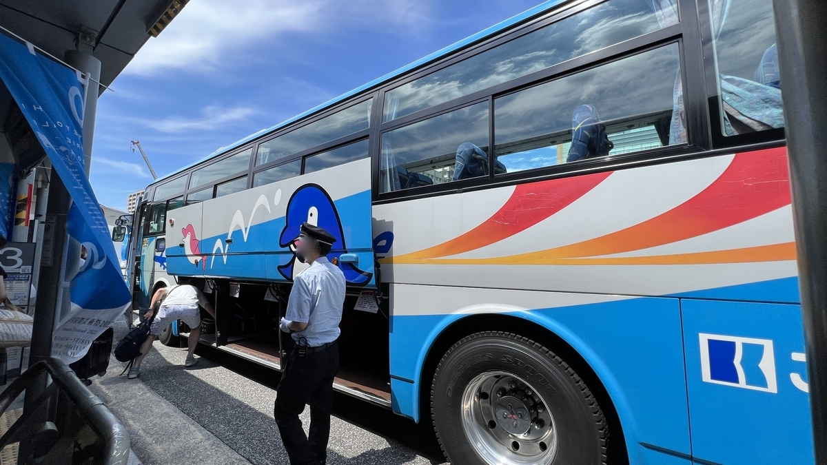 高松駅に停車中のことでんリムジンバスと乗車案内する係員