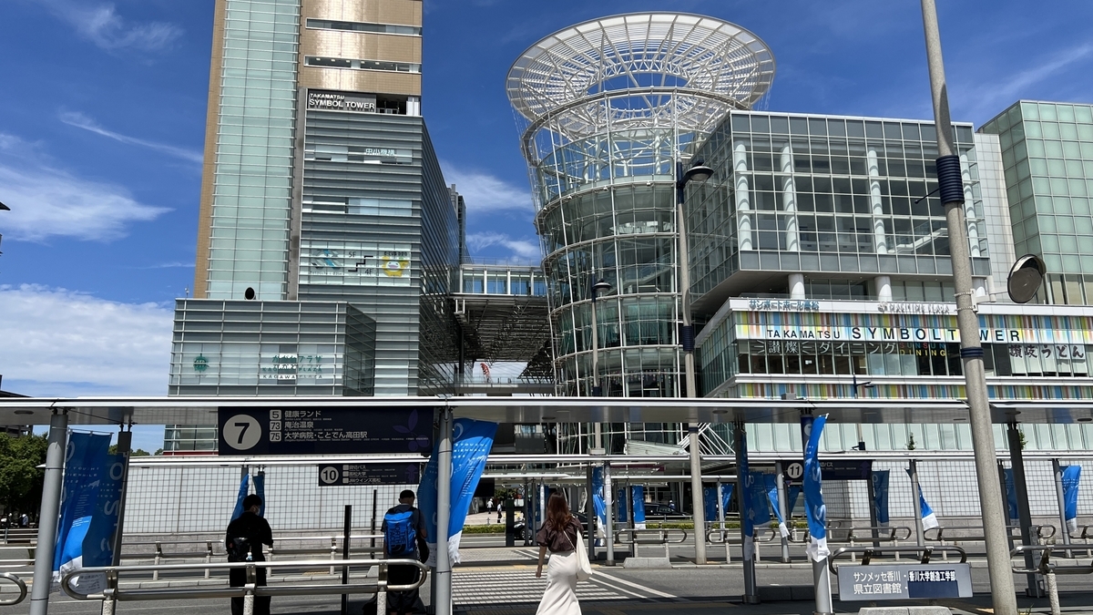 高松駅前のバスロータリーに並ぶ乗客とリムジンバスのりば