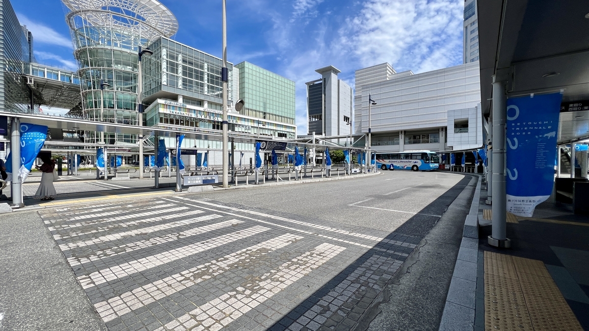 点字ブロックと屋根付き通路が整備された高松駅のバス乗り場
