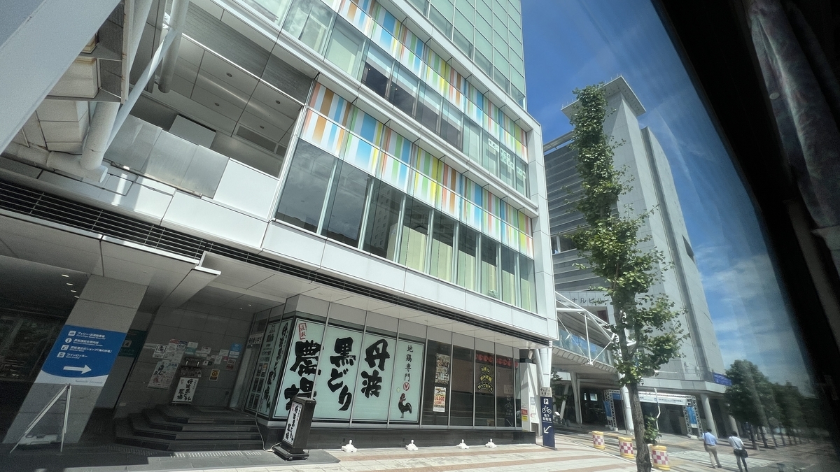 高松駅から出発したリムジンバスの車窓から見える高松市街地