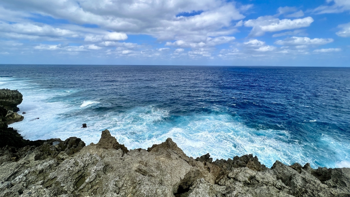 岩場の先に広がる青い海と白波が映える辺戸岬の海景