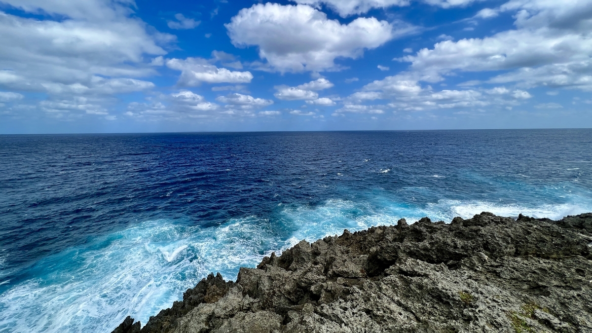 青空の下に広がる辺戸岬の海と岩礁の風景