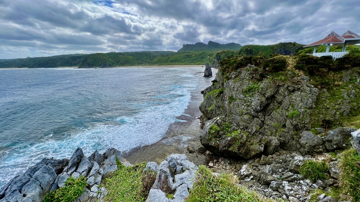 切り立った崖の上から見下ろす海岸線と緑の岬