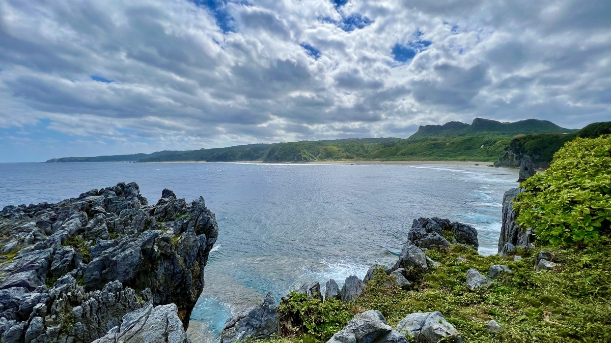 崖の縁から望む海と岩場の迫力ある景色