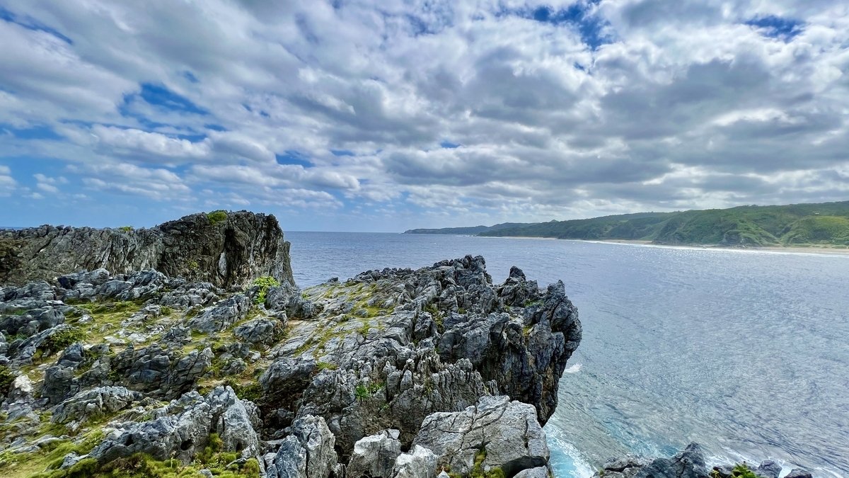 岩肌がむき出しの岬と海のコントラストが美しい風景
