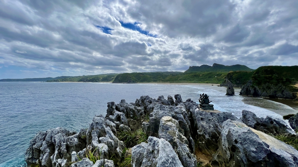 海に突き出た岩場と遠くに続く岬の景観