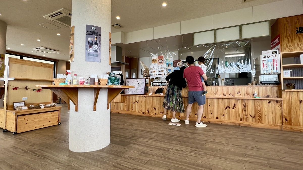 カウンター前で注文をする人々と広々としたふしくぶカフェ店内