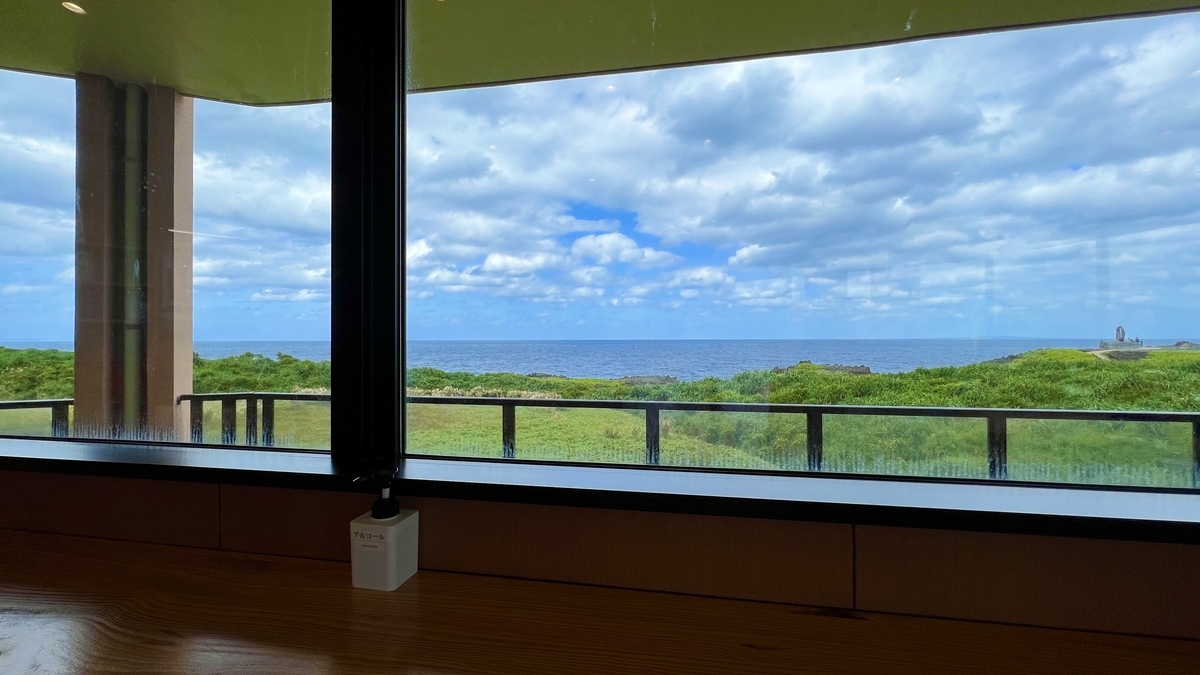 窓際の席から広がる緑と海を眺められる絶景の眺望