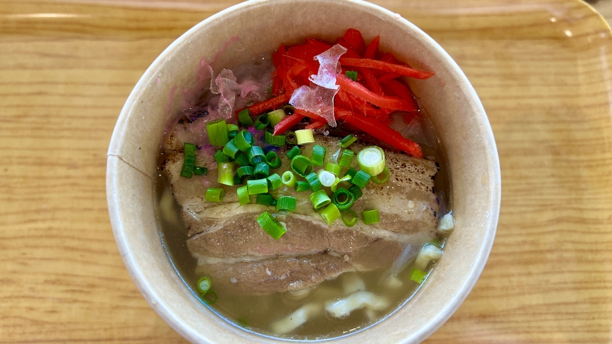 炙り三枚肉と紅白のかまぼこが盛られた沖縄そばの一杯