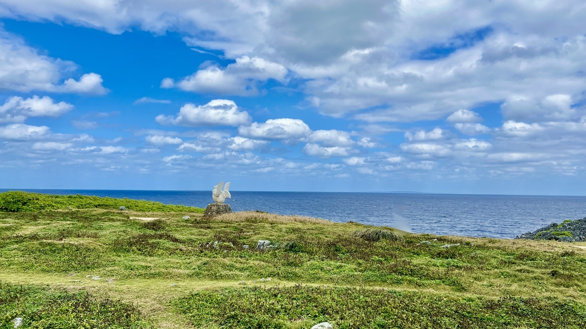 青い空と海に囲まれた沖縄本島最北端辺戸岬の草原風景