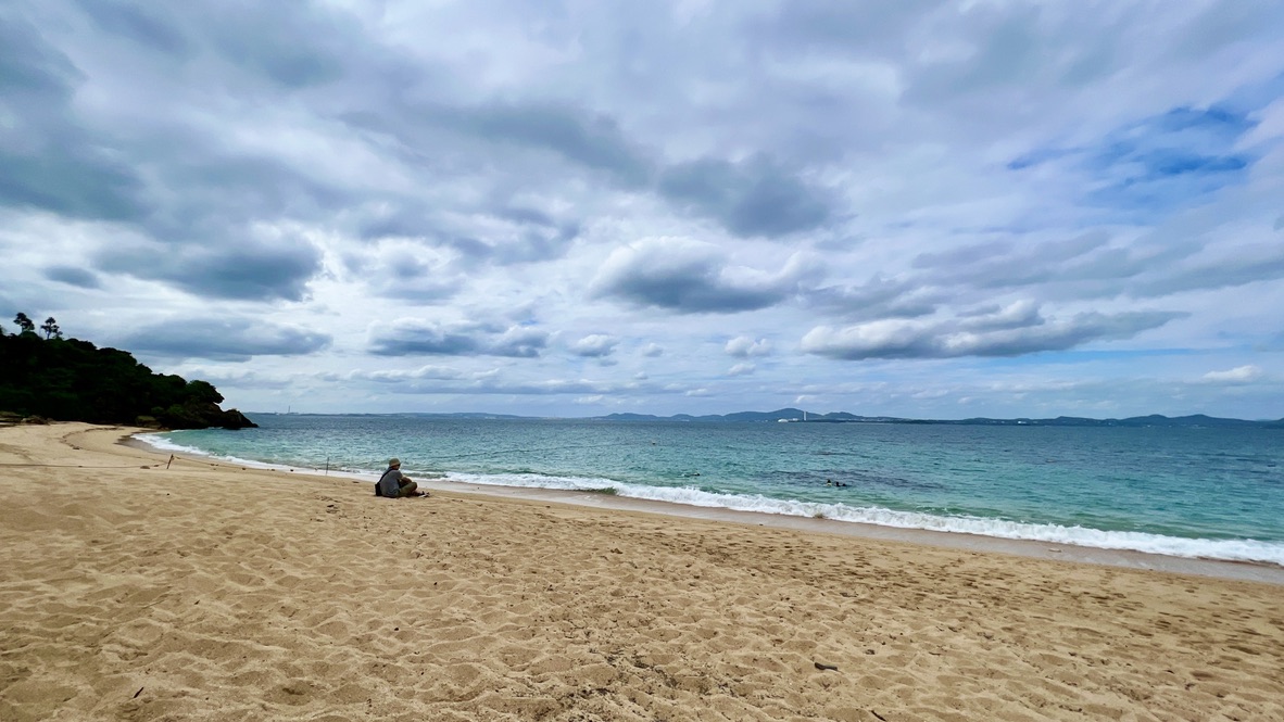 伊計島大泊ビーチの砂浜と青い海 遠浅で波が穏やかな海岸風景