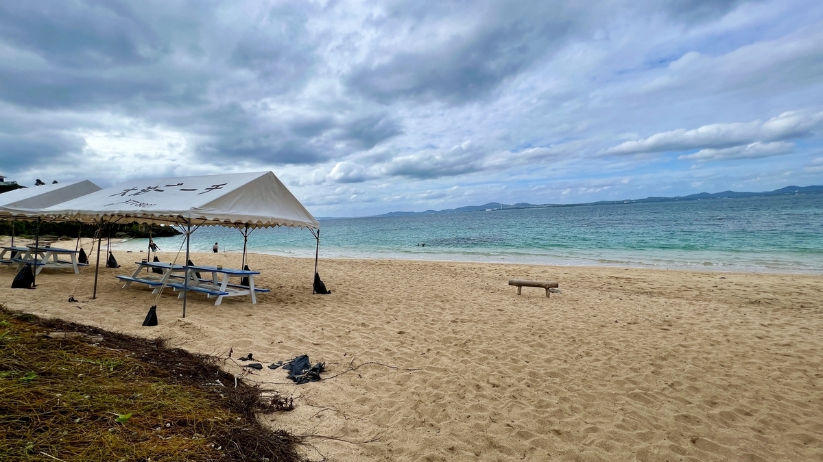 大泊ビーチに設置された日よけテントと海辺の静かな様子