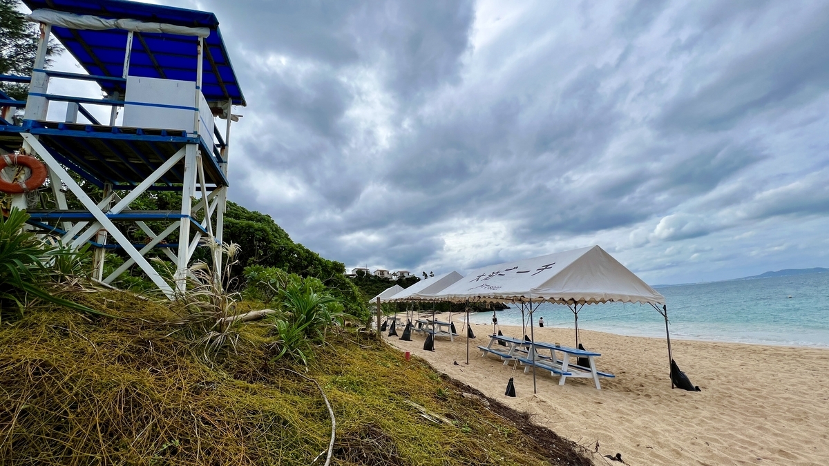 大泊ビーチ沿いの監視台とテント 白砂と青い海が広がる景色