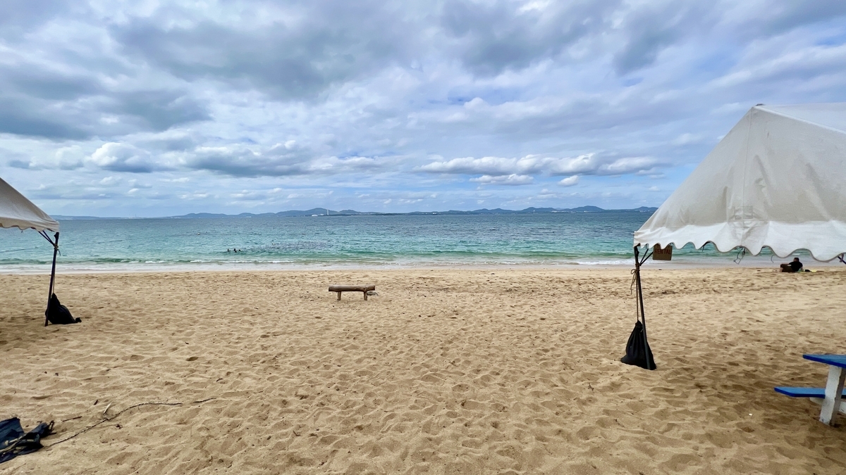 伊計島大泊ビーチの白砂と透明な青い海 パラソルと椅子が並ぶ浜辺