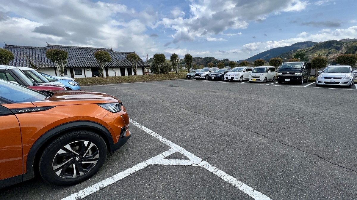 飫肥観光駐車場の入口側の駐車スペースと停車中の車