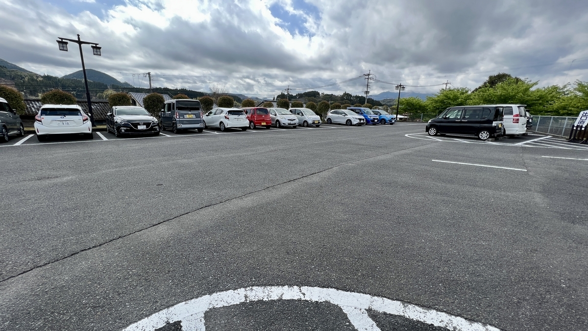 飫肥観光駐車場の広い駐車場と並んだ車