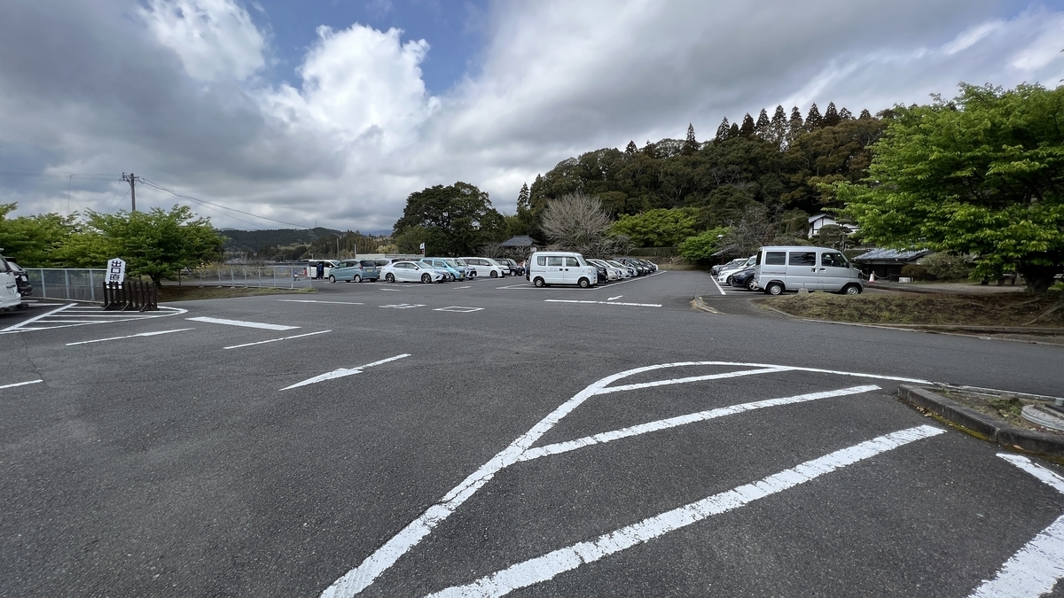 飫肥観光駐車場の奥まで続く駐車エリアと周囲の山並み