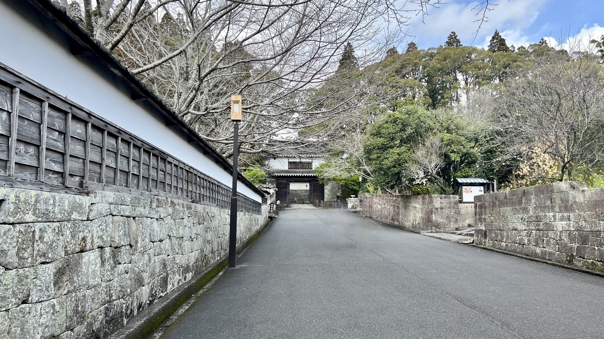 飫肥観光駐車場から飫肥城大手門へ続く石垣と白壁の道