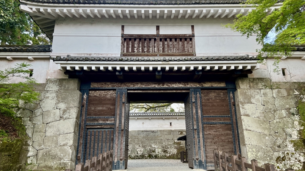 飫肥城大手門の屋根と櫓が見える重厚な門構え