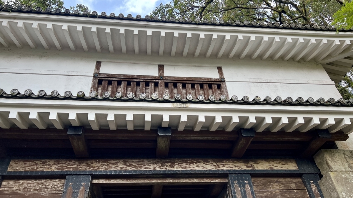 飫肥城大手門の軒下と細かい造りがわかる近接した上部の風景