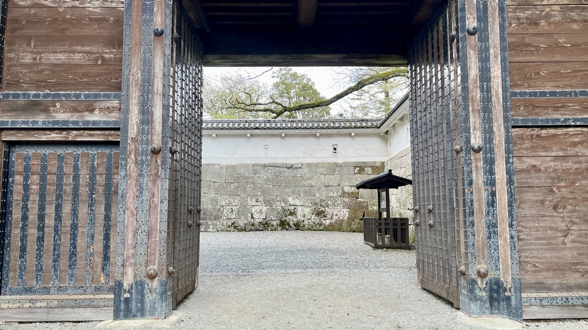 飫肥城大手門の間口から奥の白壁や広場が見える構造