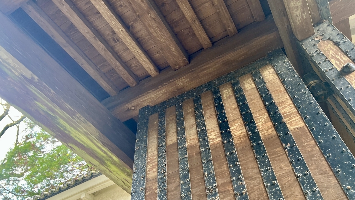 飫肥城大手門の梁と木組みが見える内側の斜め上からの視点