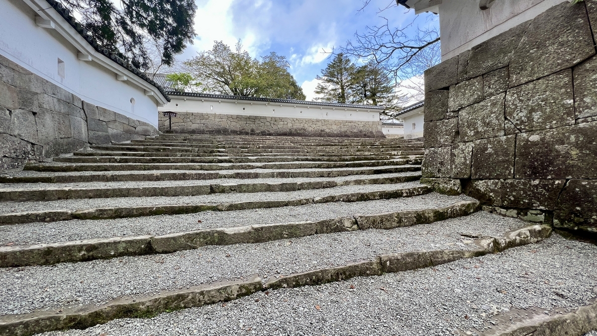 桝形虎口の石段と白壁に挟まれた通路
