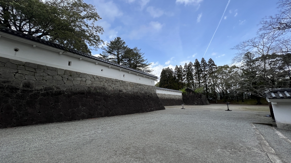 石垣に突き当たり左右に分岐する桝形虎口の道