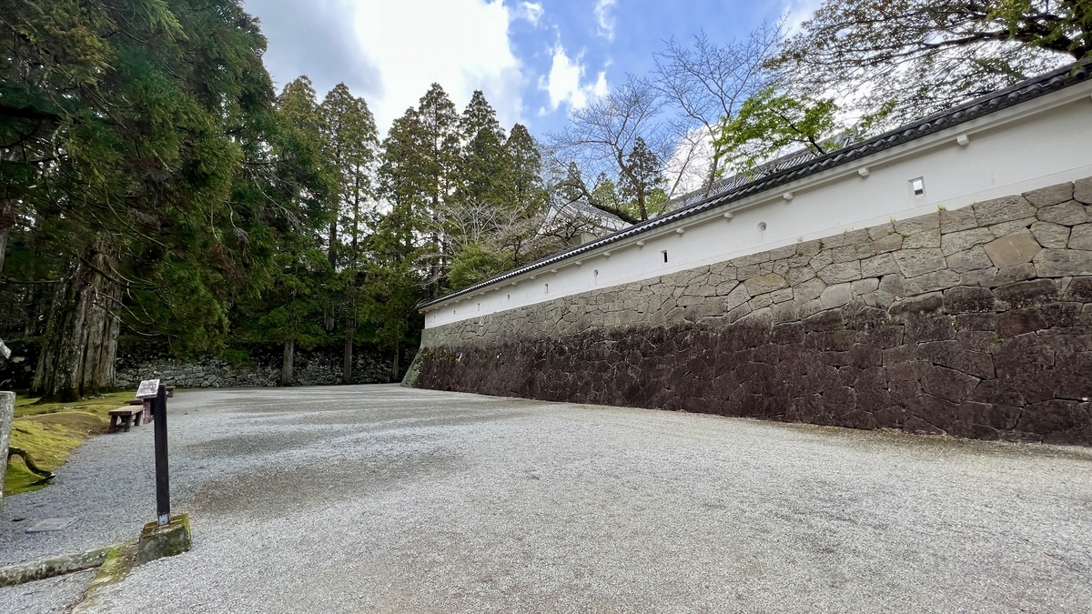 白壁と石垣に囲まれた桝形虎口の分岐点