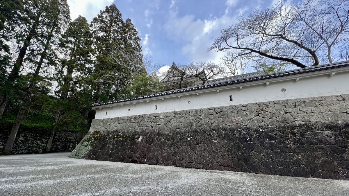 苔に覆われた地面と飫肥杉の風景が広がる桝形虎口の左側順路