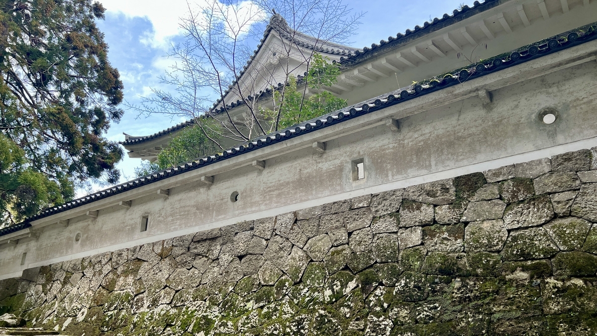 石垣沿いに続く桝形虎口右側の散策路と杉の並木