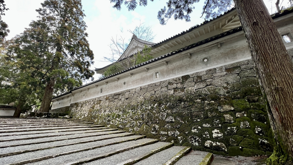 歴史資料館側に進む桝形虎口の右側通路と杉の木立