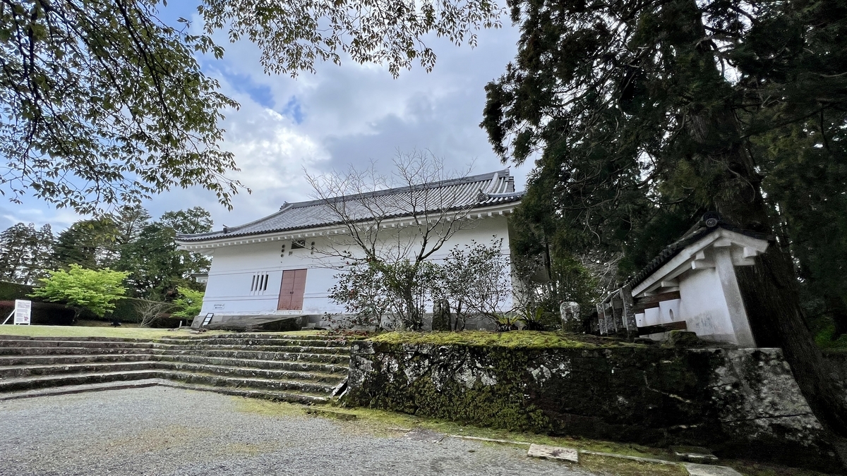 広場全体とその奥に伸びる白壁の景観