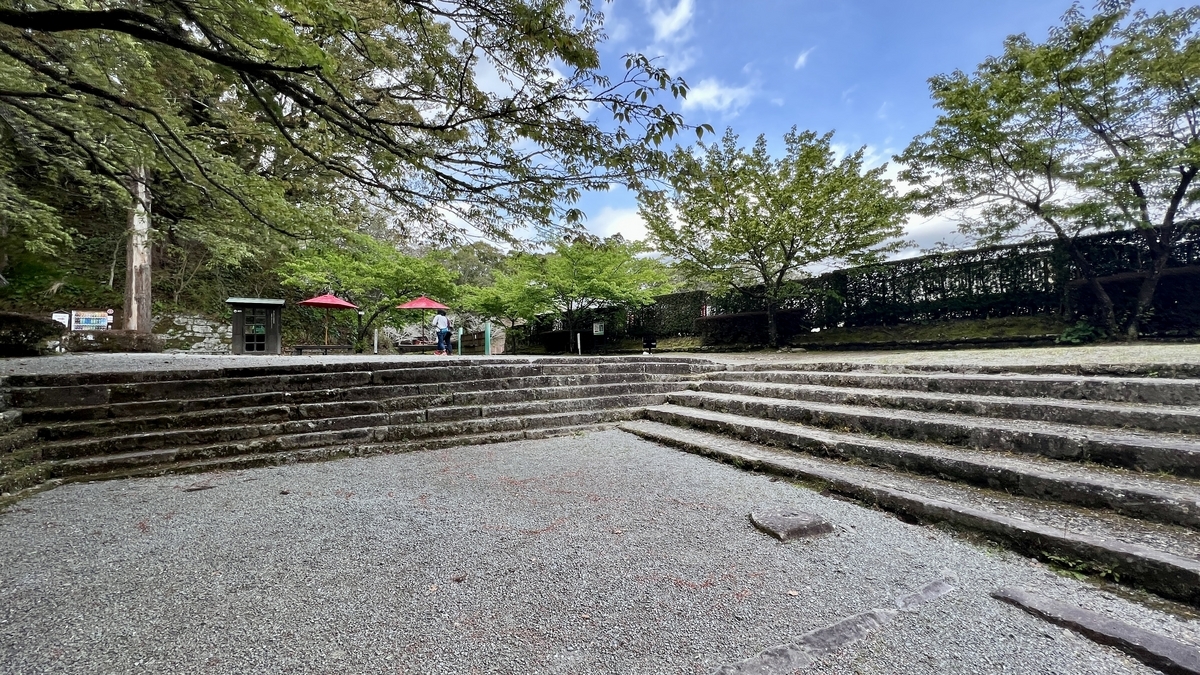 白壁と木々に囲まれた広場の石段と空間の様子