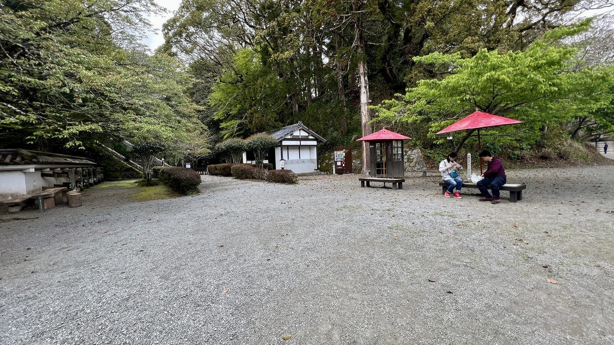 広場のベンチと木陰の休憩スペースの風景