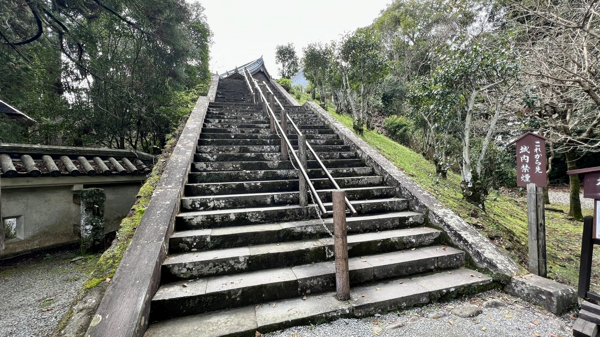 松尾の丸へ続く長い石段と木々に囲まれた参道