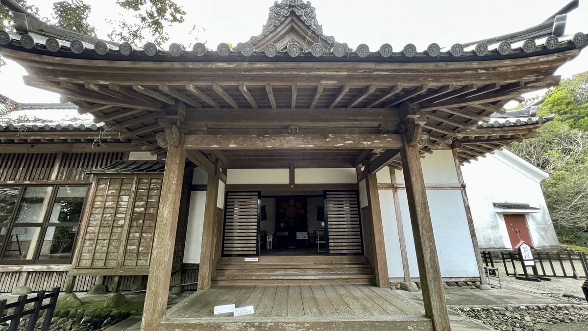 松尾の丸の玄関口と屋根を見上げた風景