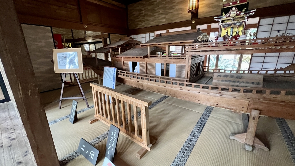 畳敷きの展示室に置かれた大名の御座船模型と解説パネル