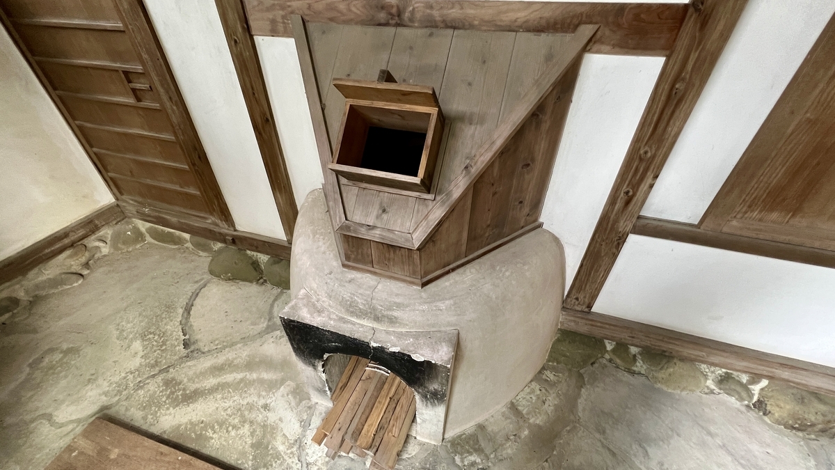 蒸し風呂を焚くかまどの石組みと小さな投入口