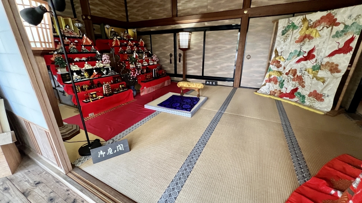 御座の間に飾られた雛壇と屏風が並ぶ畳の部屋
