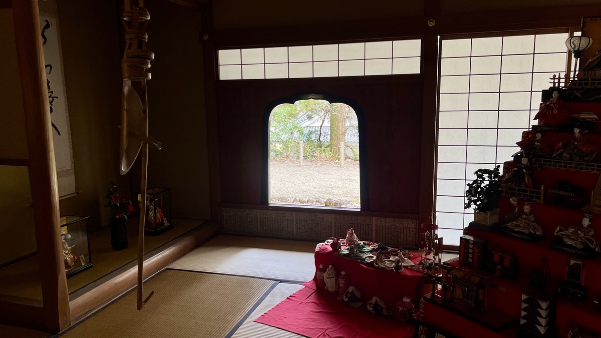 雛飾りと床の間のある伝統的な展示室内部