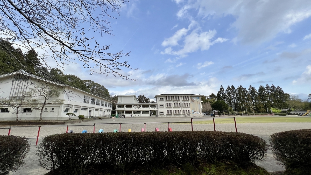 飫肥小学校の校庭と広い空間を見渡す景色